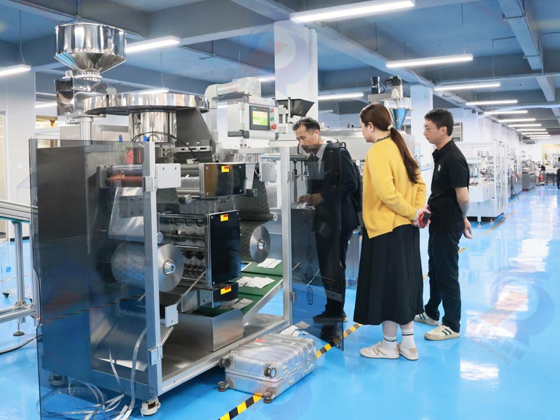 韩国客户到访广东瑞锦琪，实地考察软双铝包装机