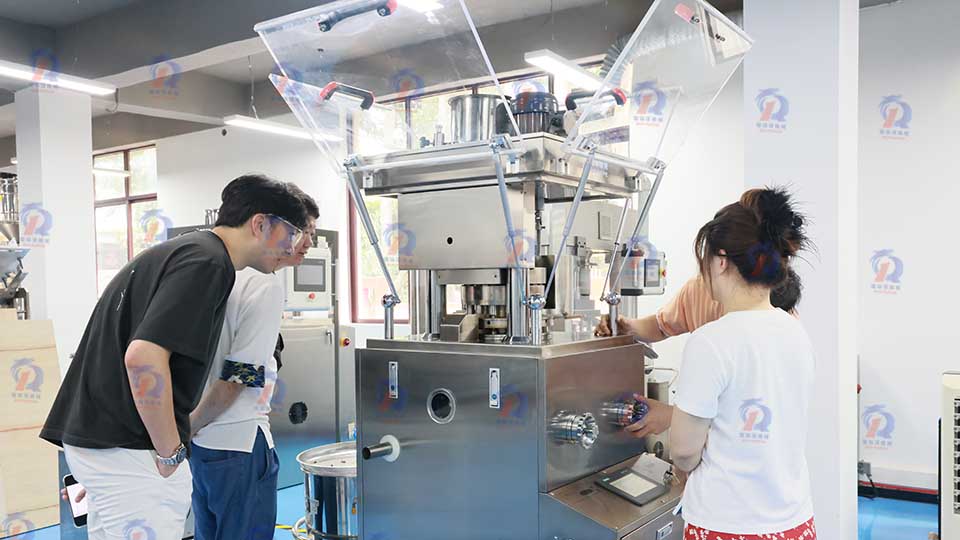 新加坡药企实地操作瑞锦琪ZP17D全自动旋转压片机 解密小批量高效制片解决方案