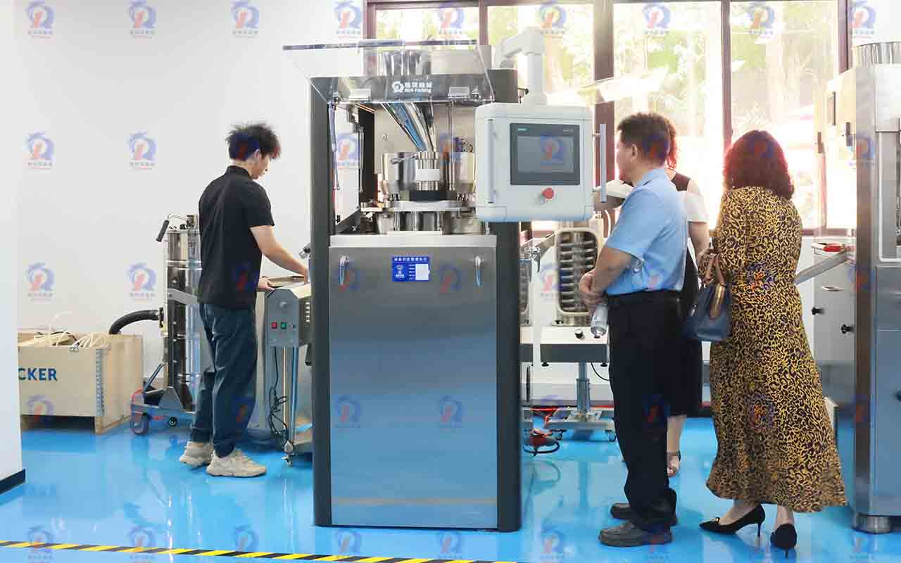 保健品厂商亲临瑞锦琪，考察预压+密封防漏高速压片机