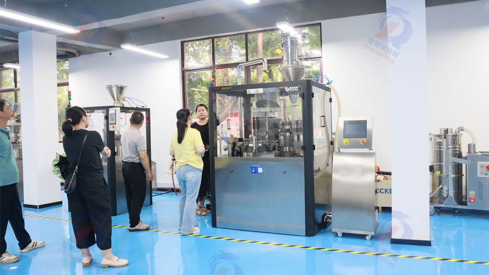 广州某大型制药企业代表团莅临广东瑞锦琪考察NJP-3800D全自动胶囊充填机