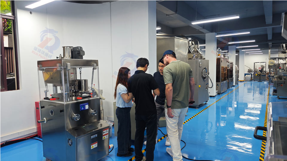 西班牙药企代表到访广东瑞锦琪 深入考察ZP-17D压片机并达成战略合作
