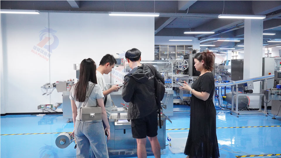泰国知名制药企业莅临广东瑞锦琪考察药片泡罩包装机 智能化解决方案获高度认可