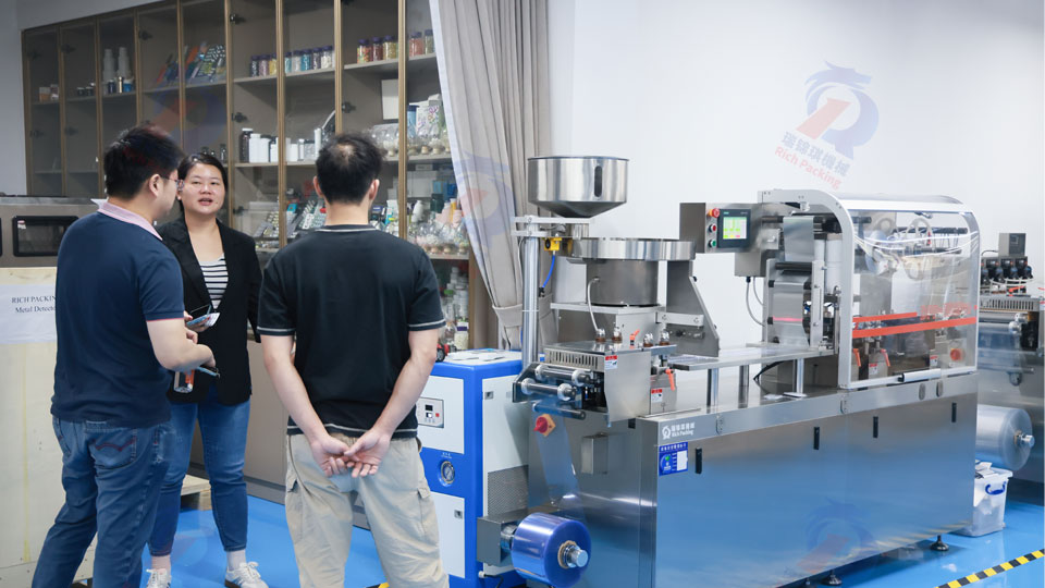 浙江制药企业莅临瑞锦琪考察，对其高效包衣机与泡罩包装机高度认可