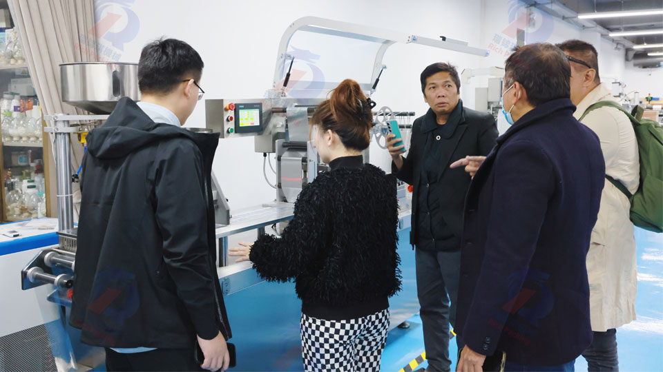 菲律宾客户莅临广东瑞锦琪，深度考察泡罩包装机创新技术