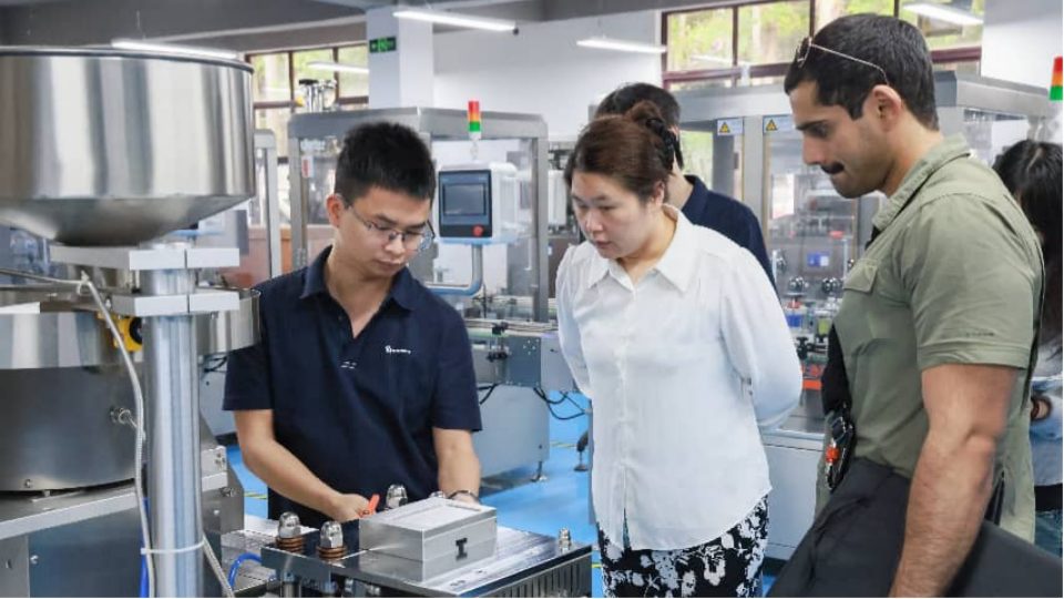 工程师给客户展示泡罩机功能